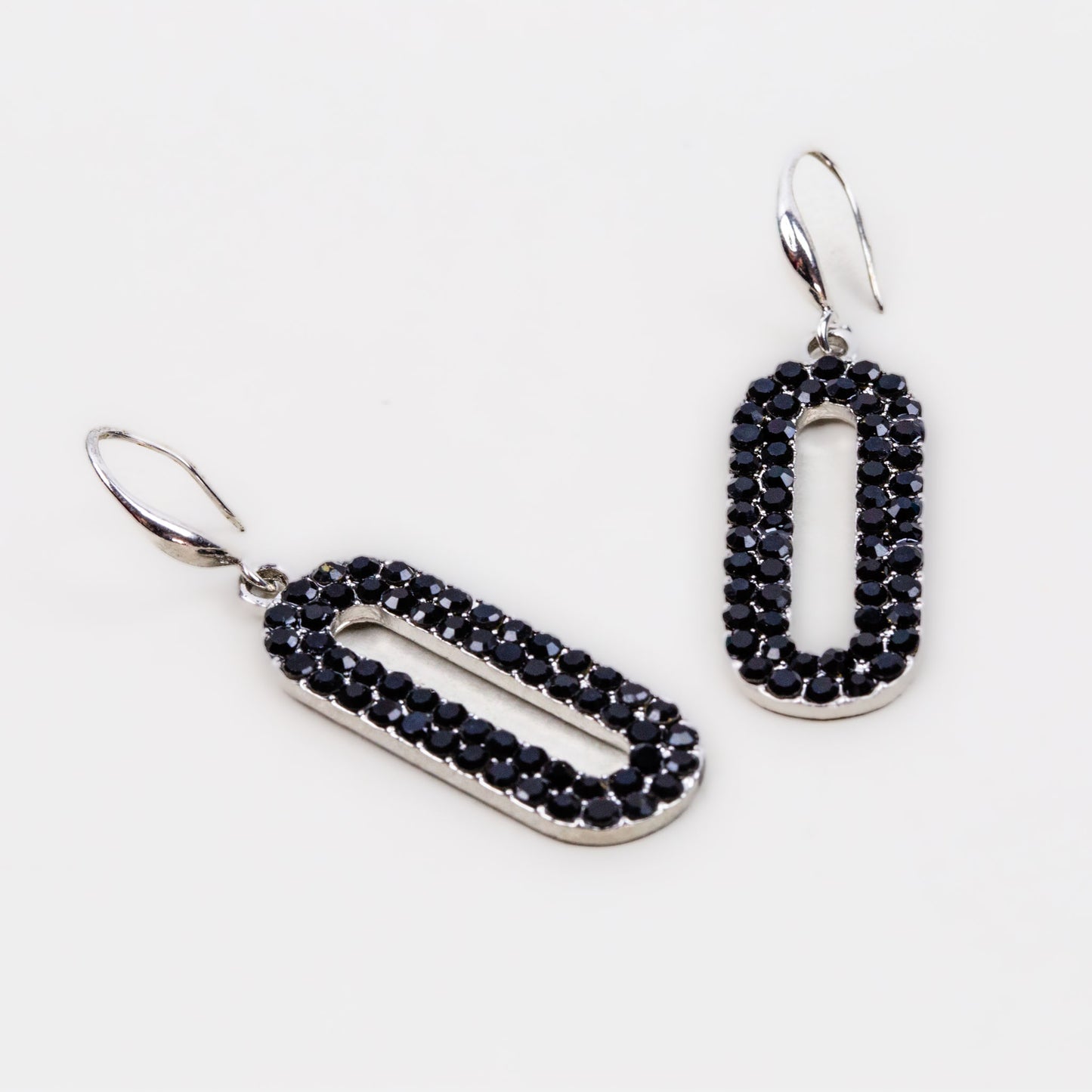 Cercei argintii ovali cu ștrasuri negre