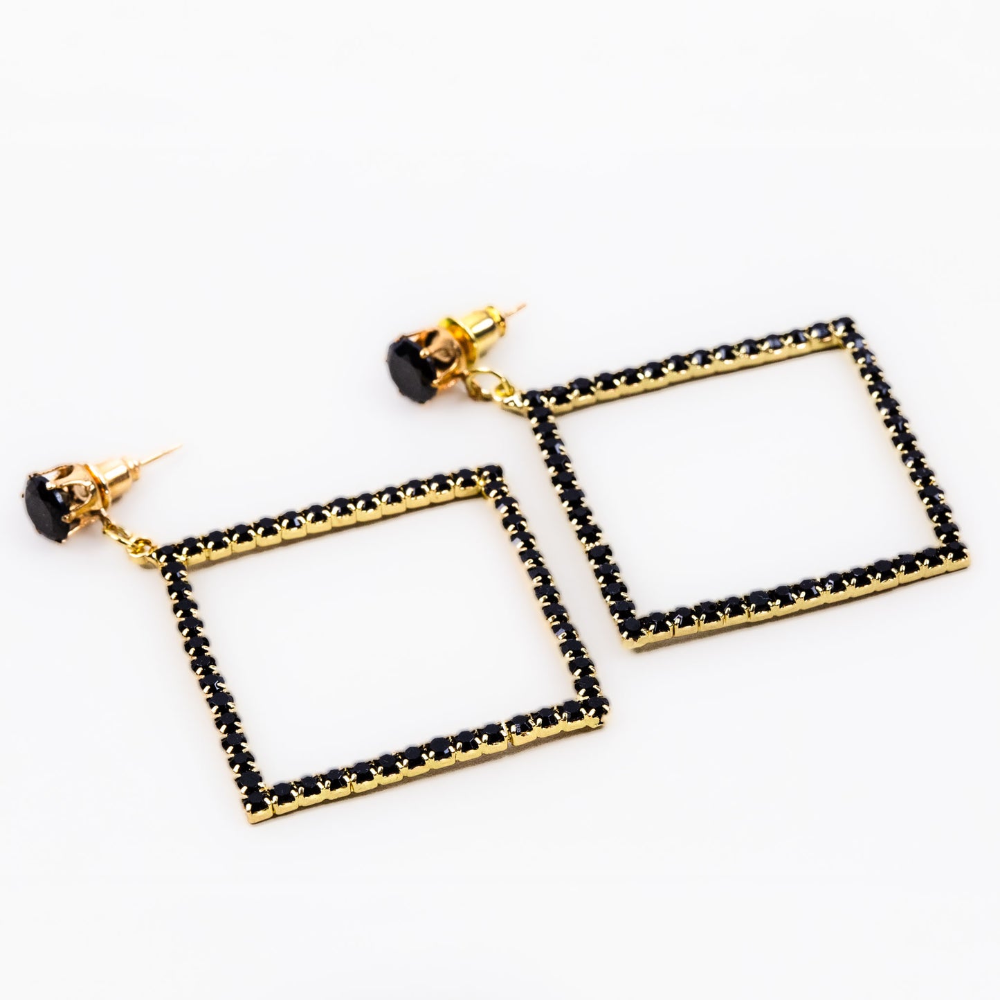 Cercei aurii cu formă de romb și ștrasuri negre