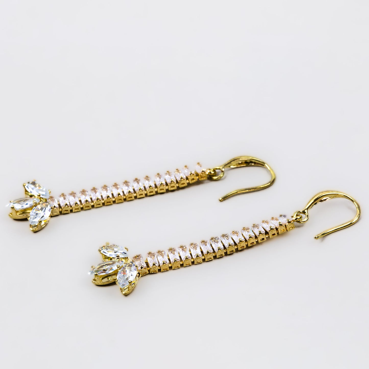 Cercei lungi cu pietre deosebit de strălucitoare - Auriu