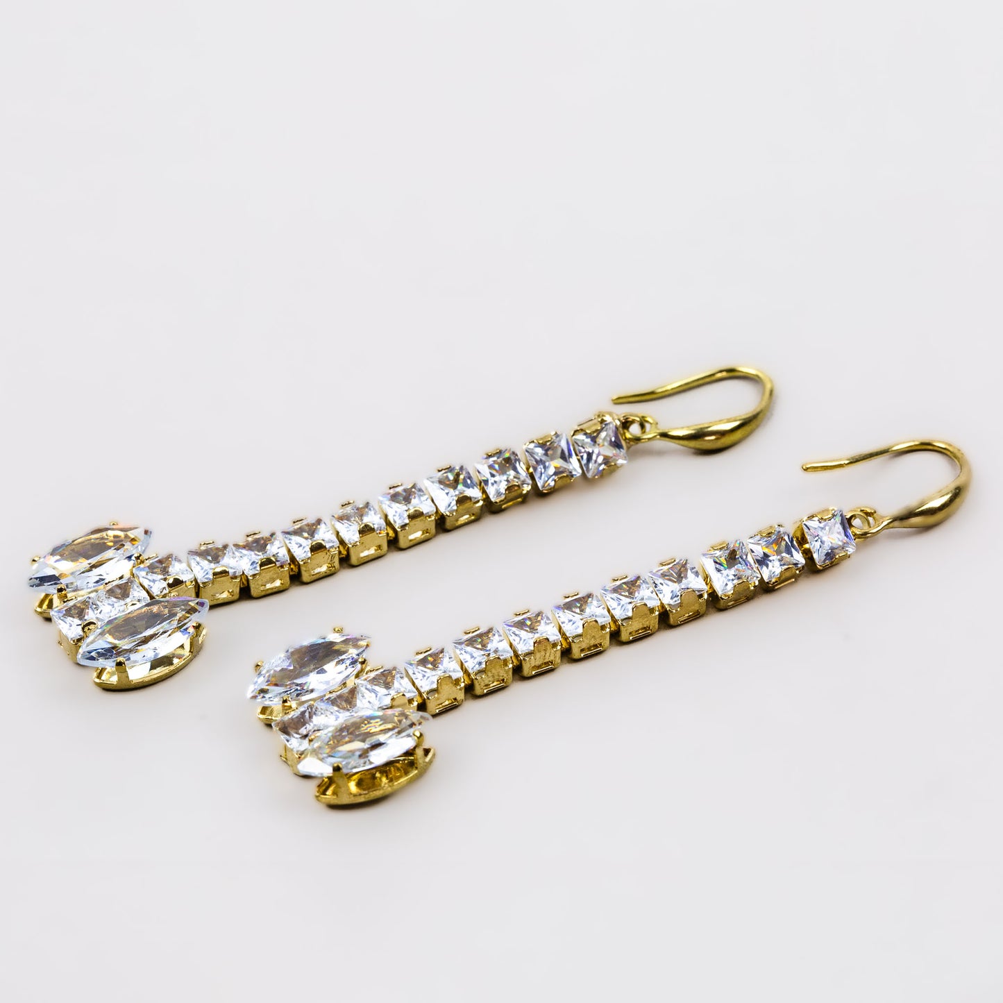 Cercei lungi cu pietre mari strălucitoare - Auriu