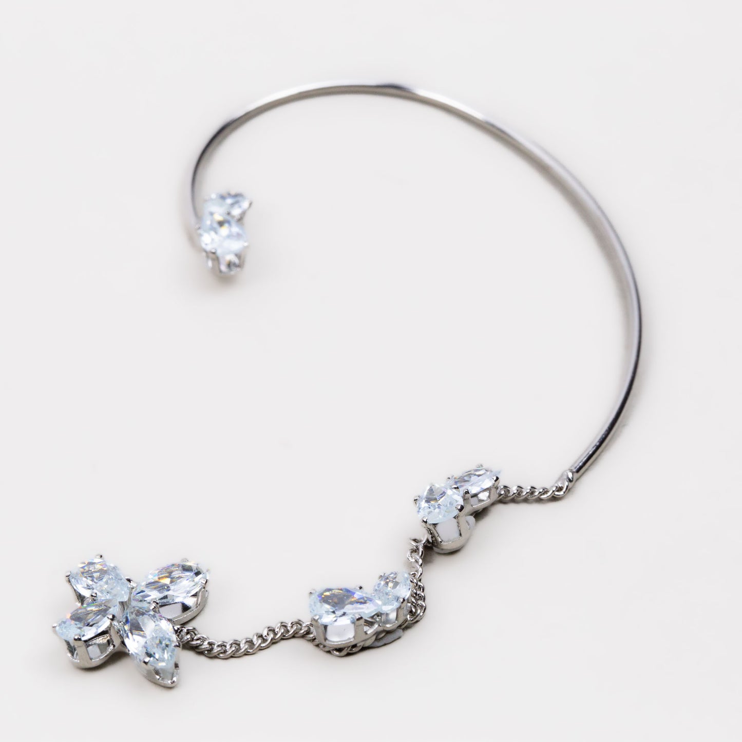 Cercel ear cuff cu lanț delicat și pietre - Argintiu magic