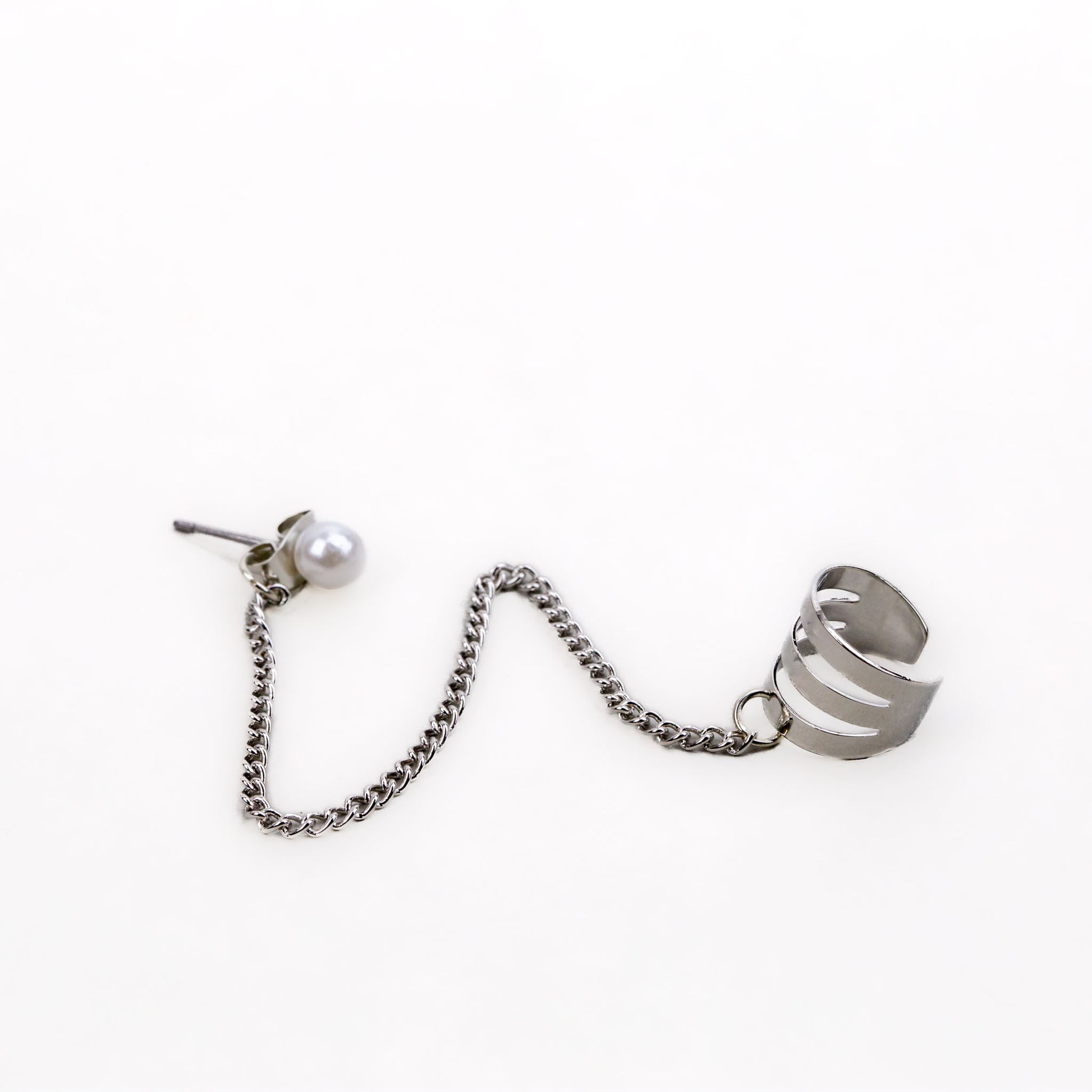 Cercel ear cuff cu lănțișor și cercel cu perlă mică - Argintiu