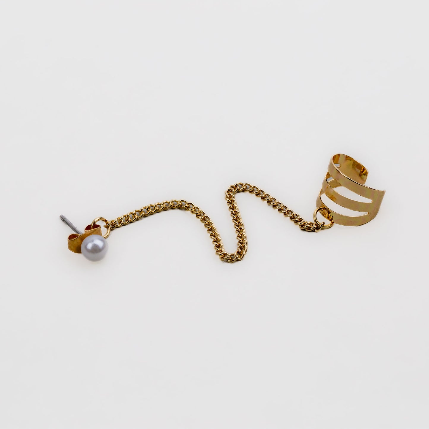 Cercel ear cuff cu lănțișor și cercel cu perlă mică - Auriu