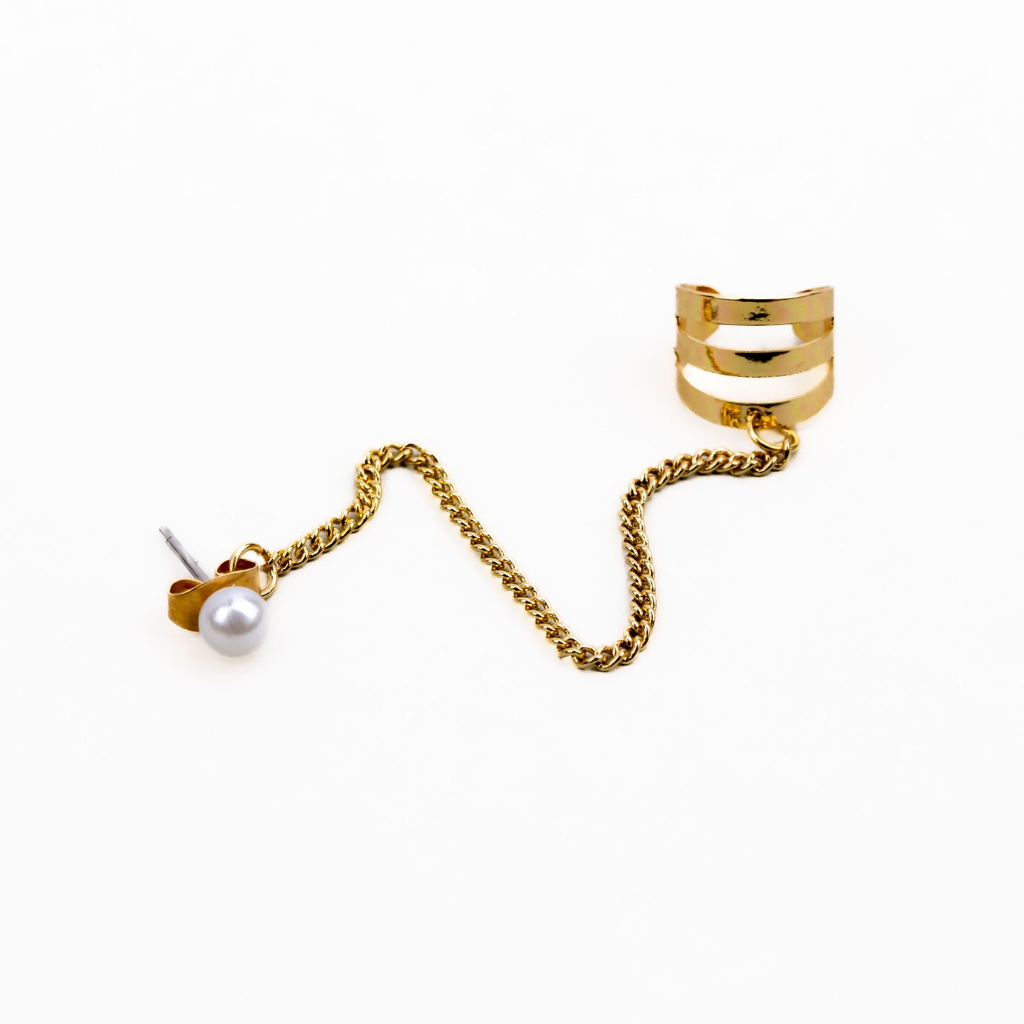 Cercel ear cuff cu lănțișor și cercel cu perlă mică - Auriu