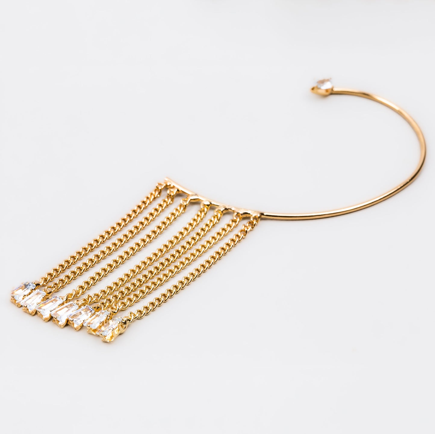 Cercel ear cuff cu lanțuri discrete și pietre - Auriu elegant