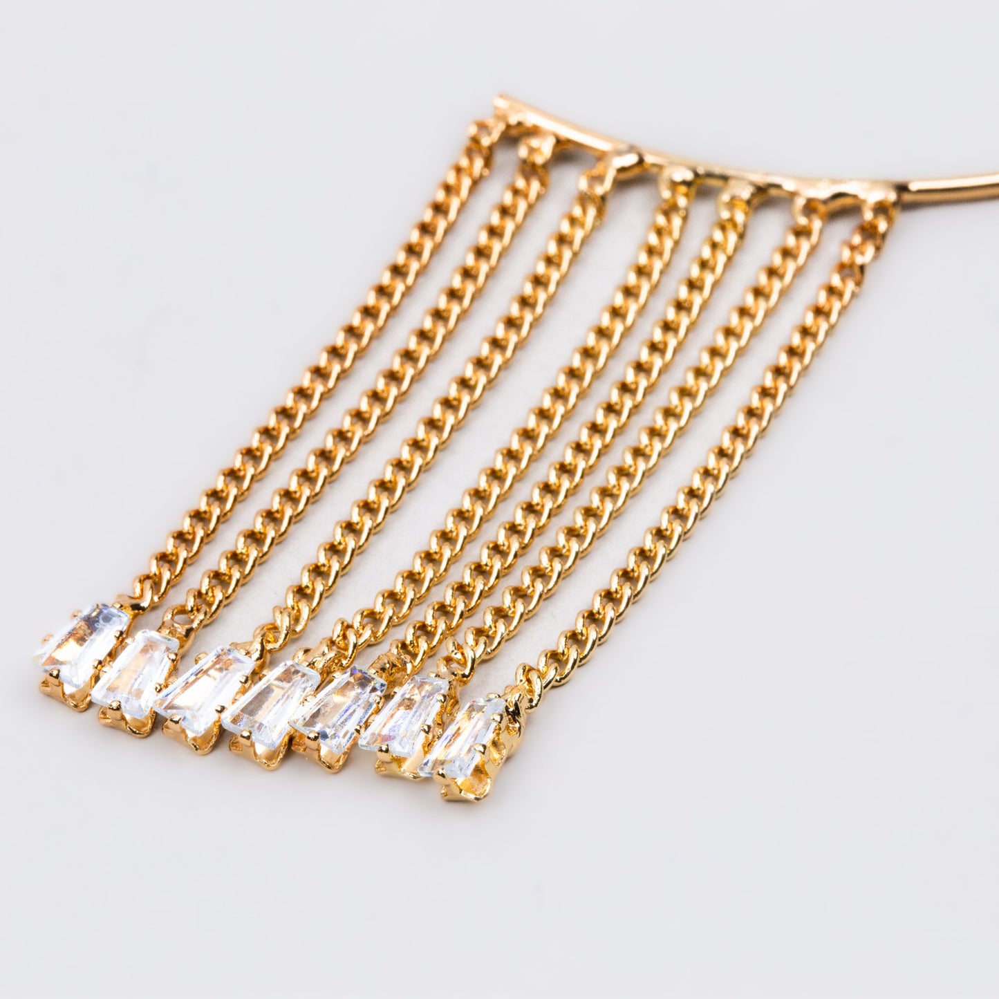 Cercel ear cuff cu lanțuri discrete și pietre - Auriu elegant