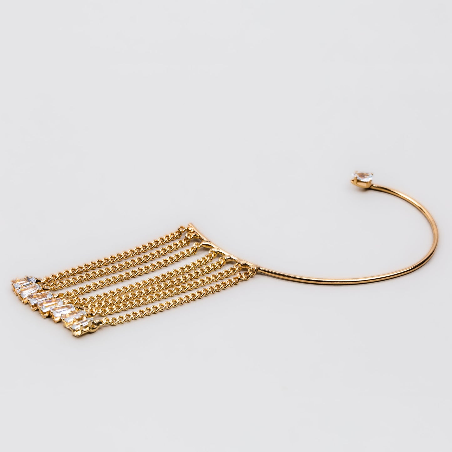 Cercel ear cuff cu lanțuri discrete și pietre - Auriu elegant