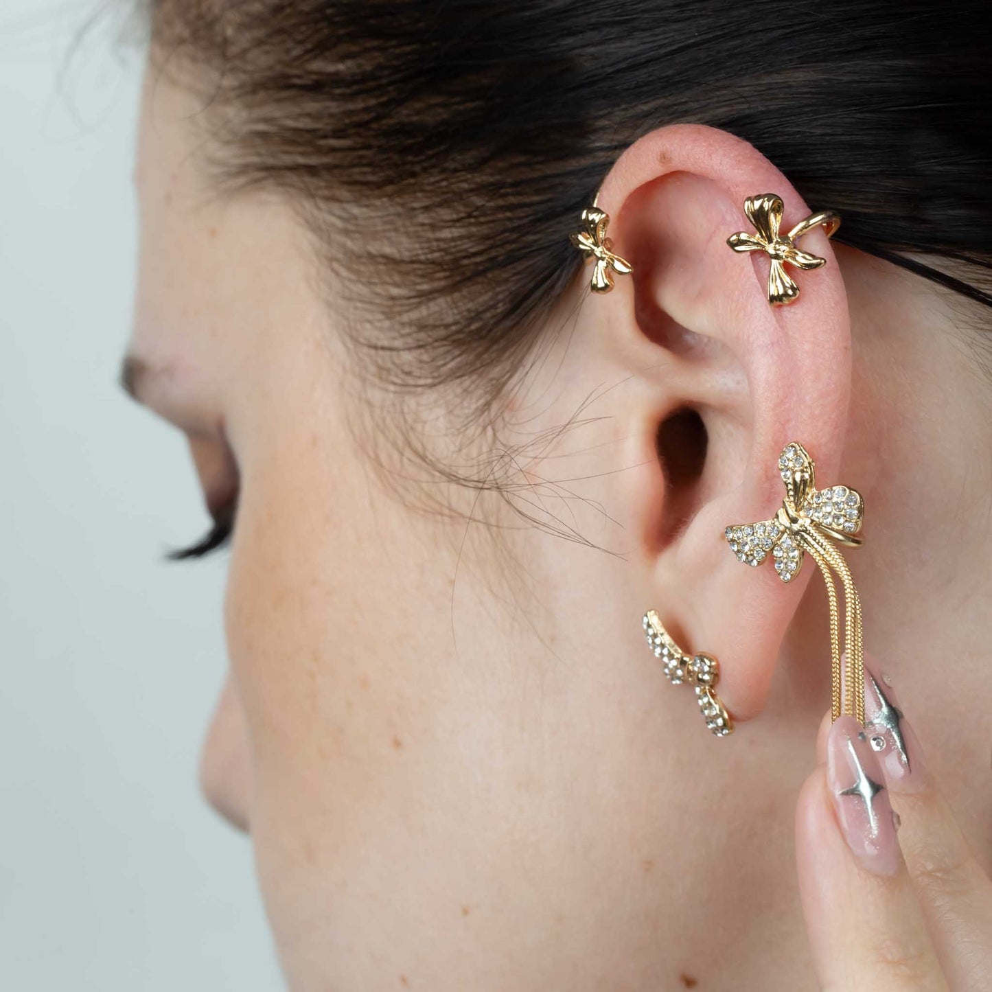 Cercel ear cuff cu lanțuri fine și fundițe, set 2 buc - Auriu magic