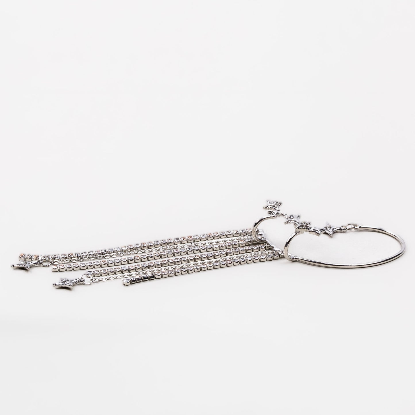 Cercel ear cuff cu lanțuri fine și stele strălucitoare - Argintiu cosmic