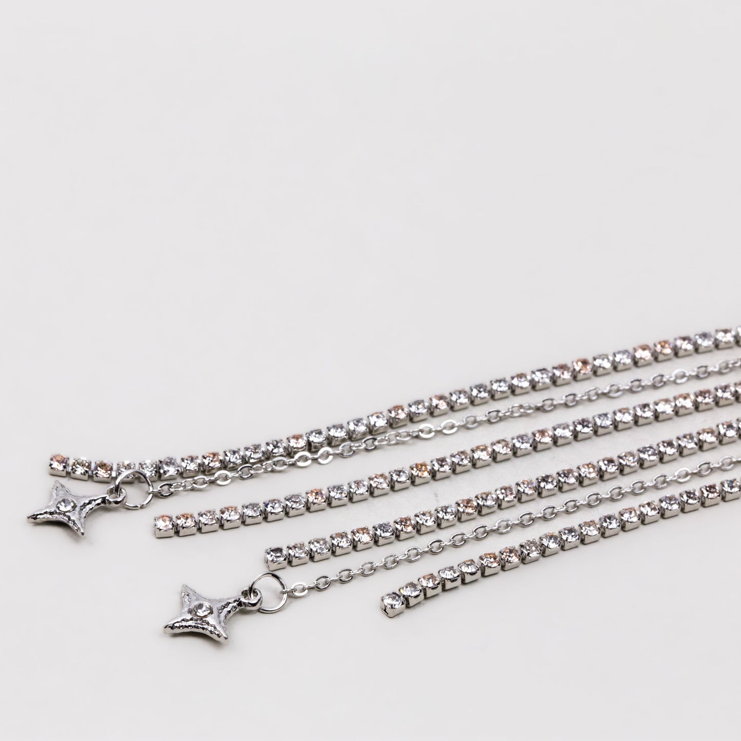 Cercel ear cuff cu lanțuri fine și stele strălucitoare - Argintiu cosmic