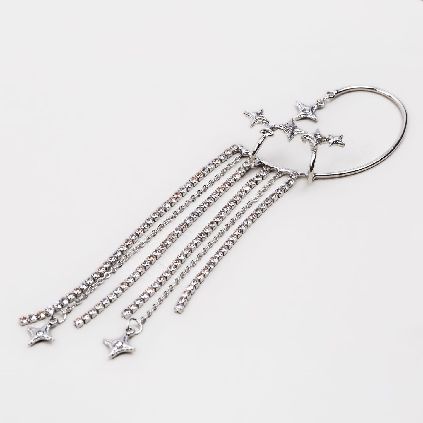 Cercel ear cuff cu lanțuri fine și stele strălucitoare - Argintiu cosmic