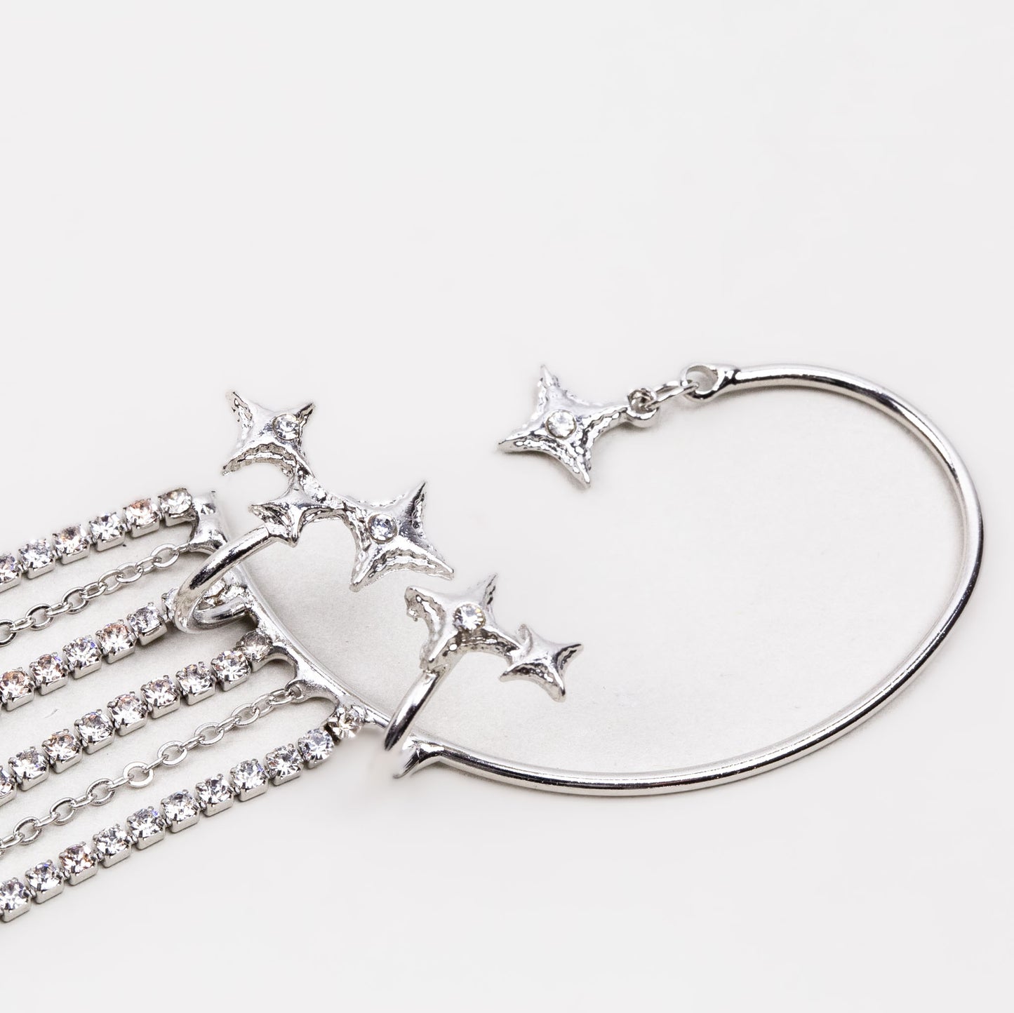 Cercel ear cuff cu lanțuri fine și stele strălucitoare - Argintiu cosmic