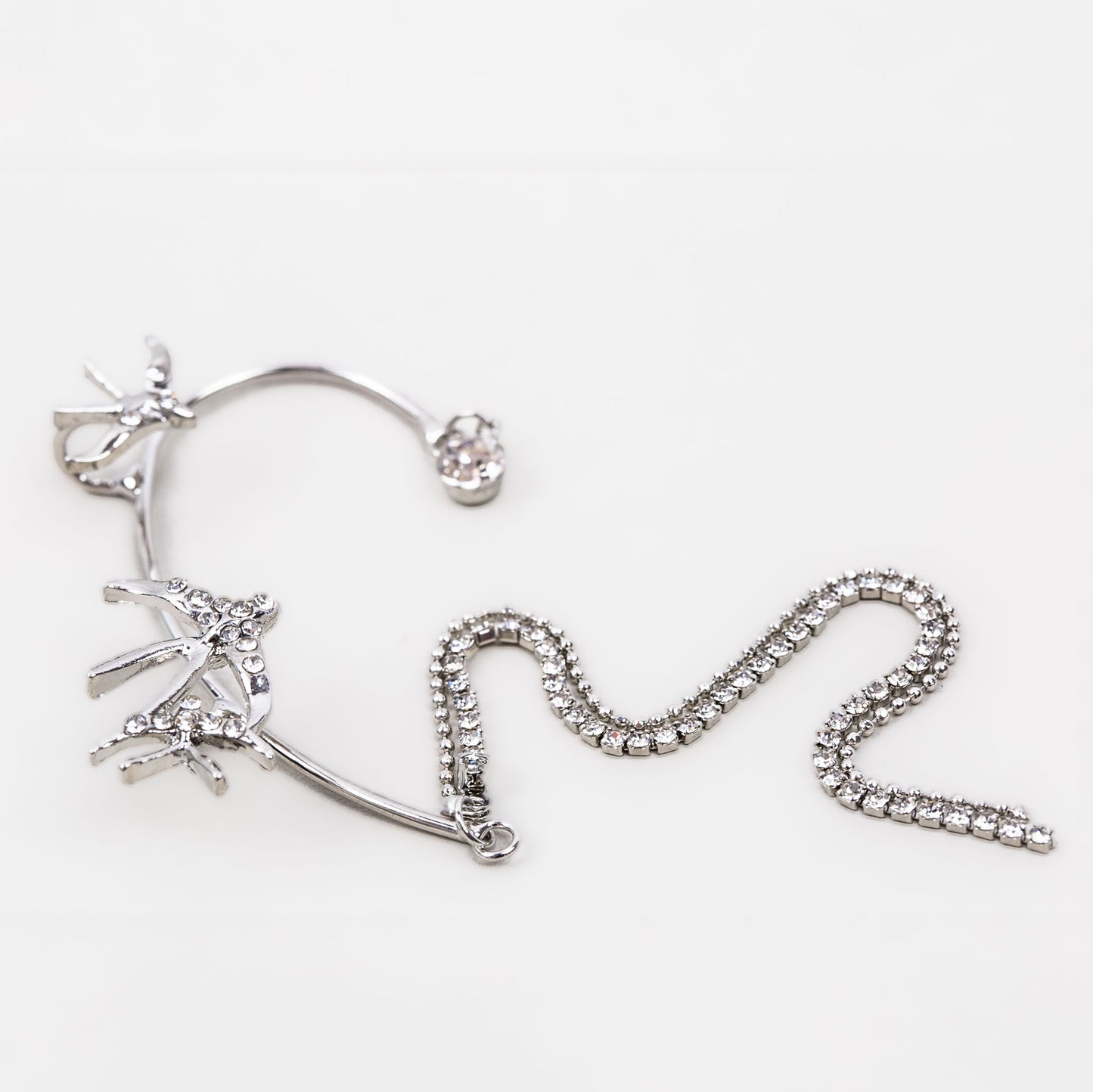 Cercel ear cuff cu lanțuri fine și ștrasuri - Argintiu magic