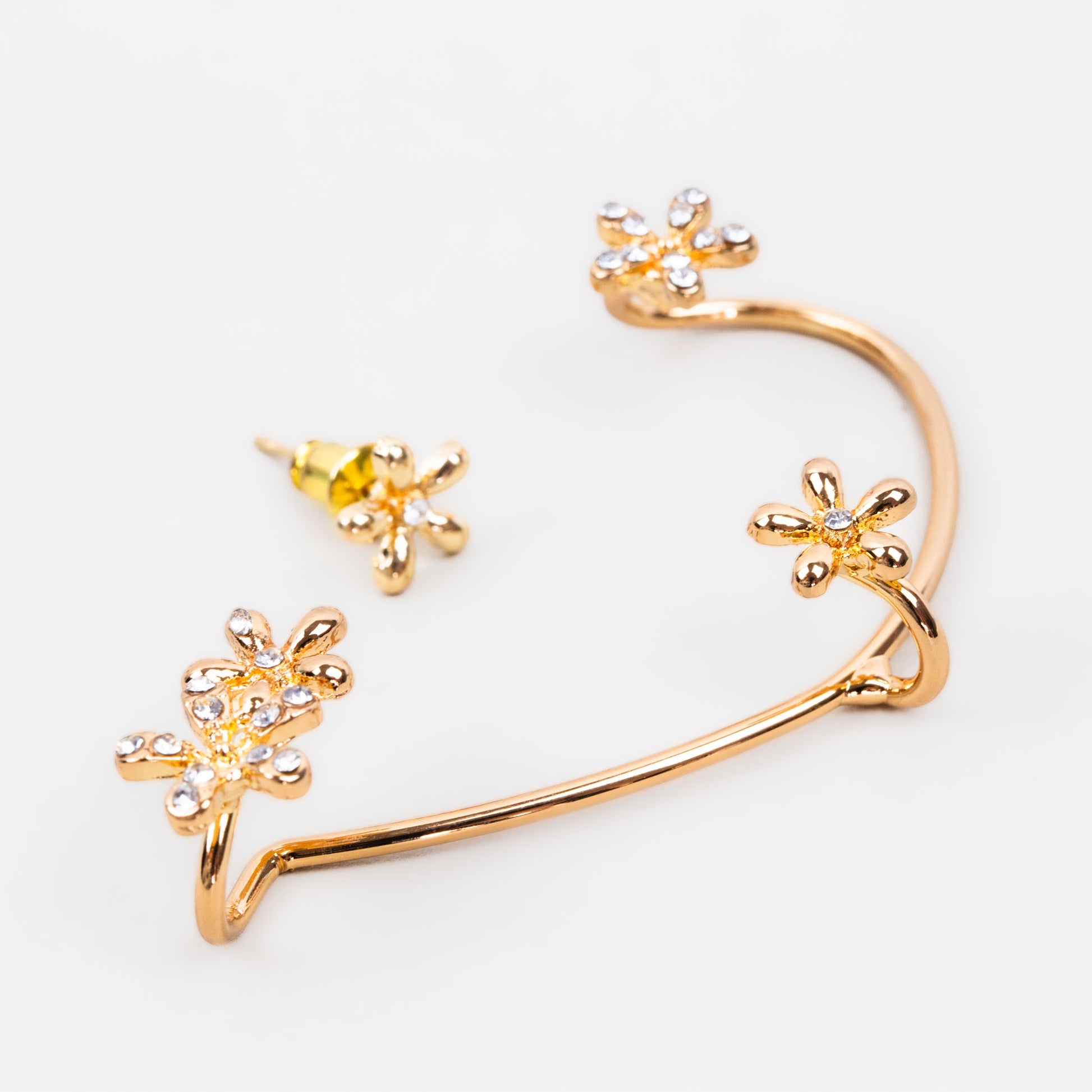 Cercel ear cuff cu ornamente în formă de floare, set 2 buc - Auriu delicat