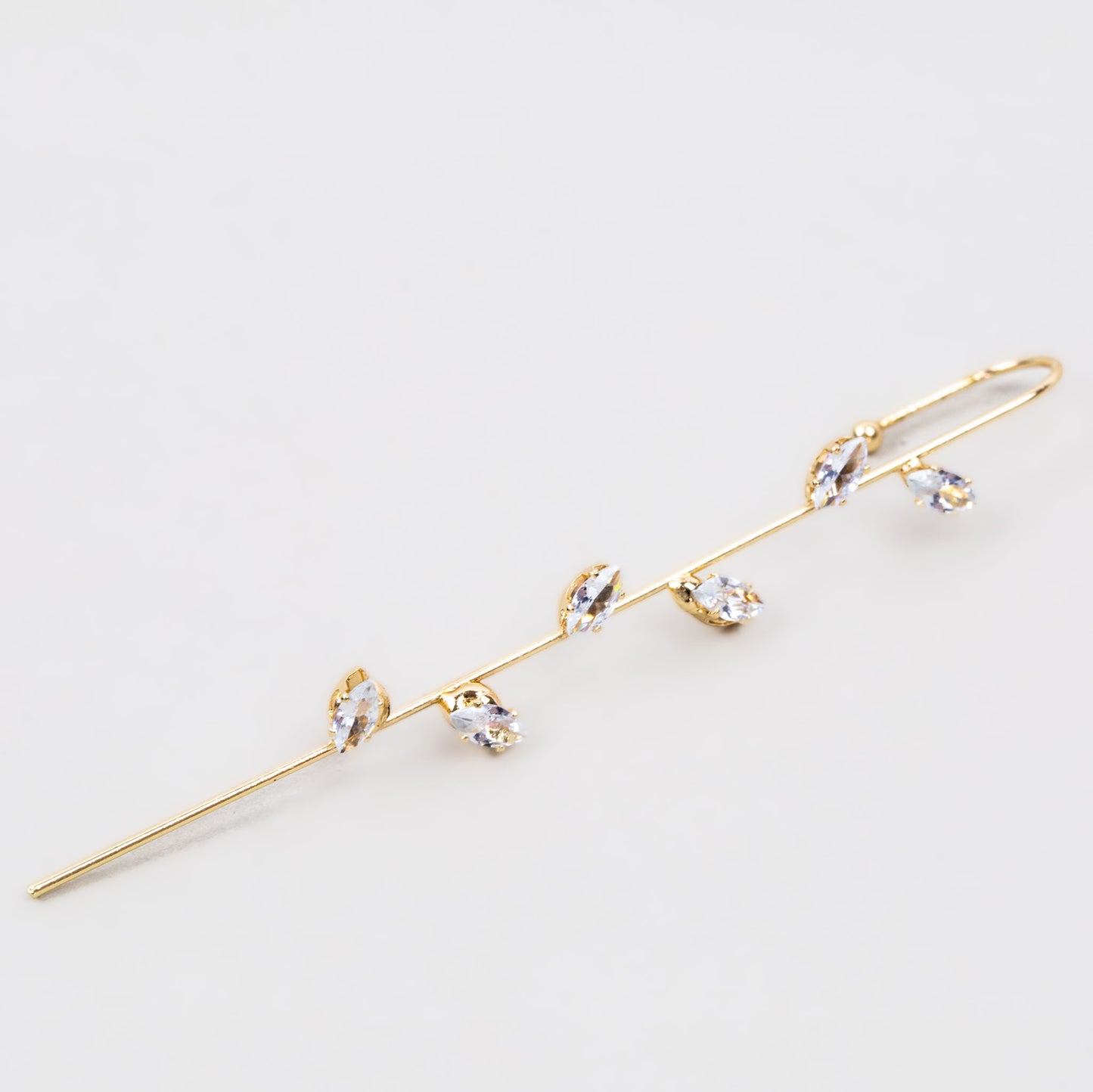 Cercel ear cuff drept cu pietre elegante - Auriu magic