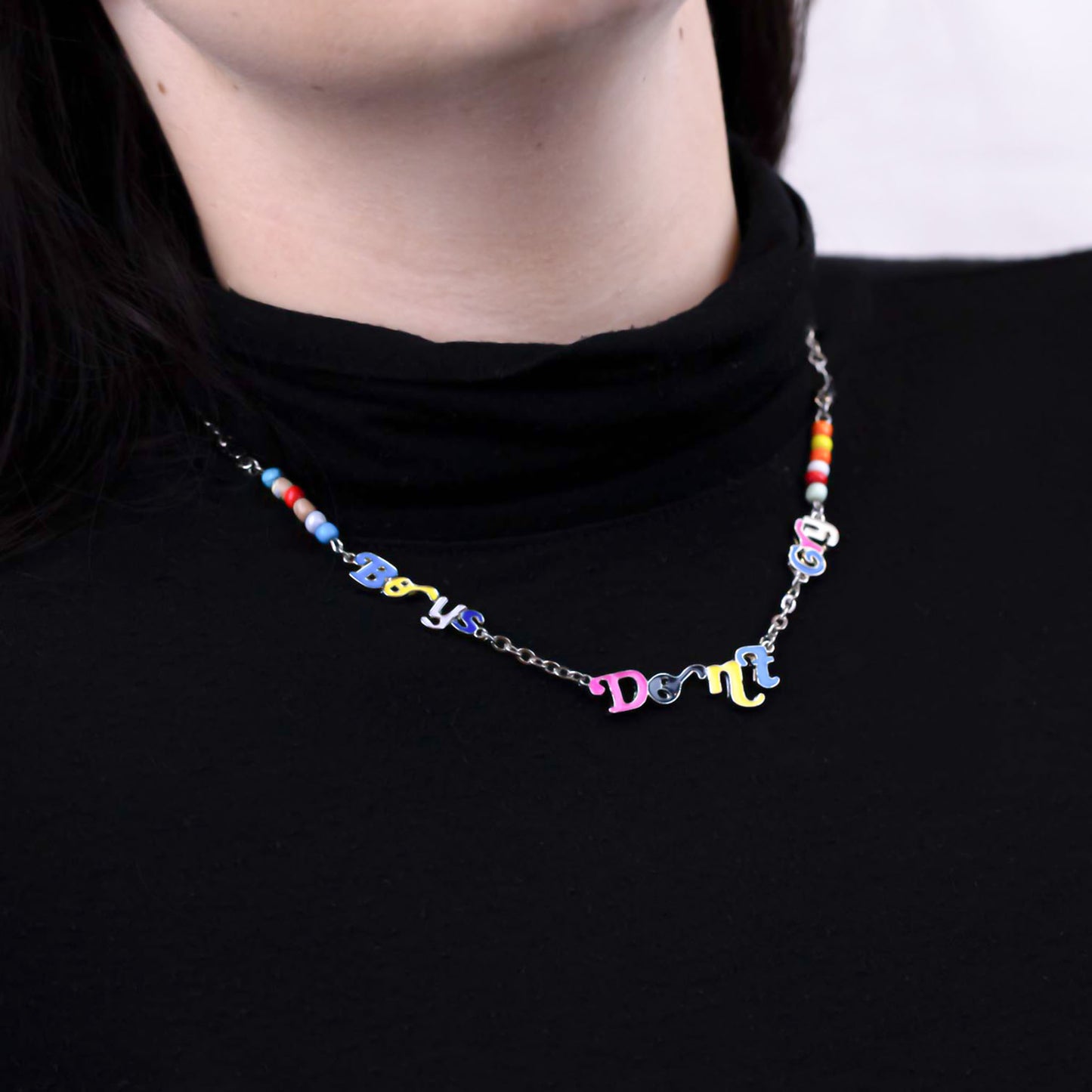 Colier argintiu cu mărgele multicolor și mesaj fluid