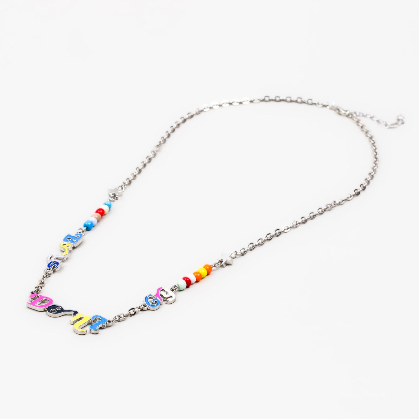Colier argintiu cu mărgele multicolor și mesaj fluid