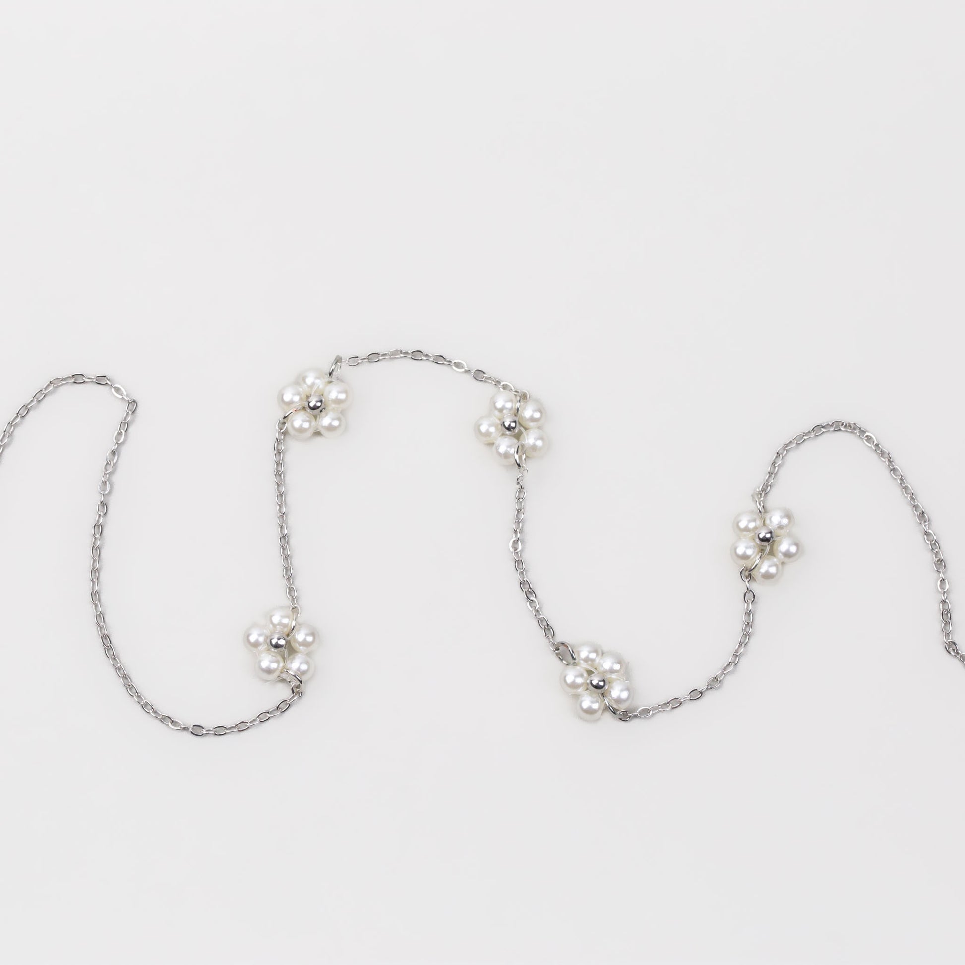 Colier cu lănțișor și flori din perle mici - Argintiu