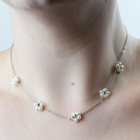 Colier cu lănțișor și flori din perle mici - Argintiu