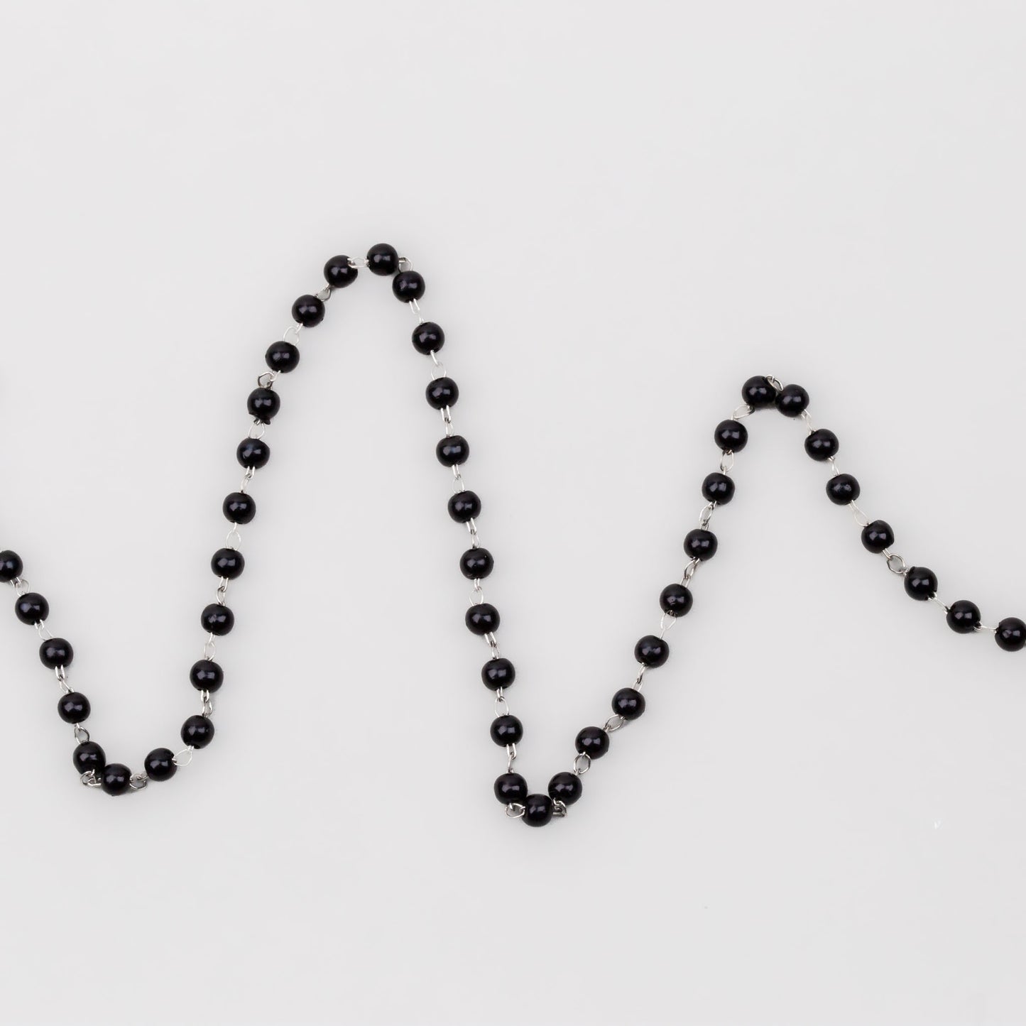 Colier la baza gâtului cu biluțe negre