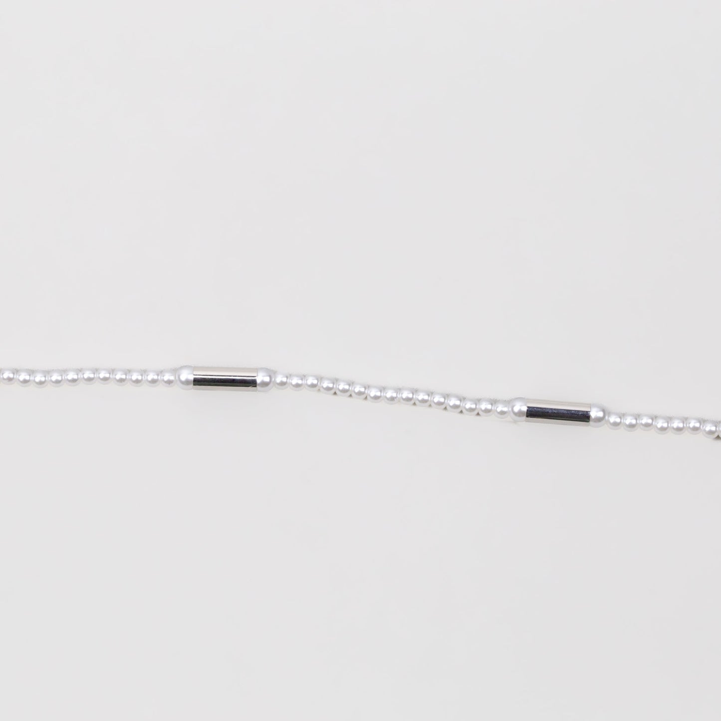 Colier la baza gâtului cu perle mici și secțiuni argintii - Alb