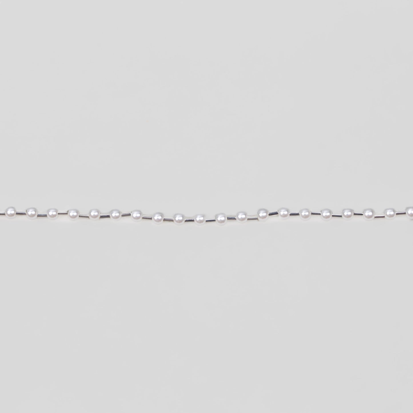 Colier la baza gâtului cu perle mici și secțiuni argintii