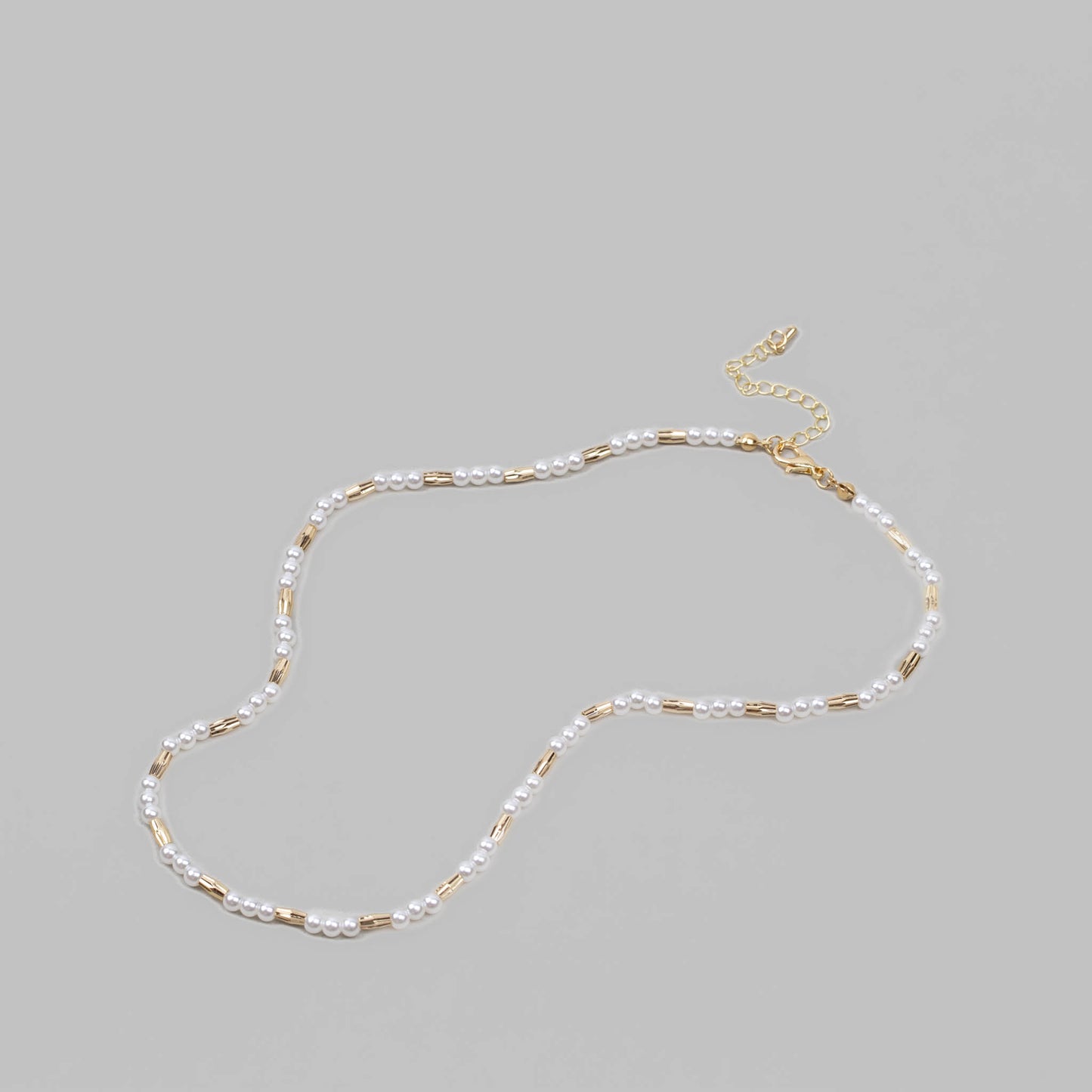 Colier la baza gâtului cu perle mici și secțiuni aurii