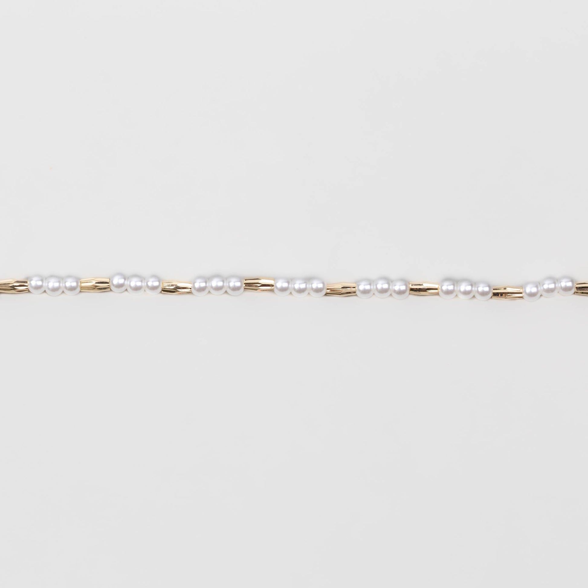 Colier la baza gâtului cu perle mici și secțiuni aurii