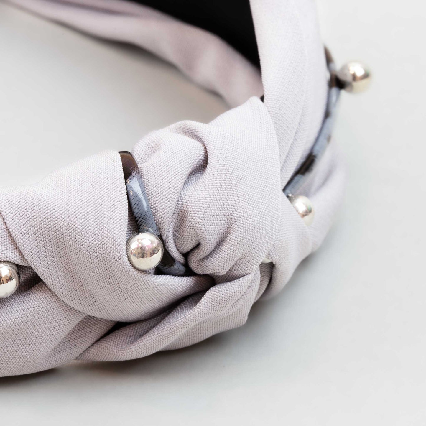 Cordelută de păr lată cu nod și material textil cu biluțe - Gri