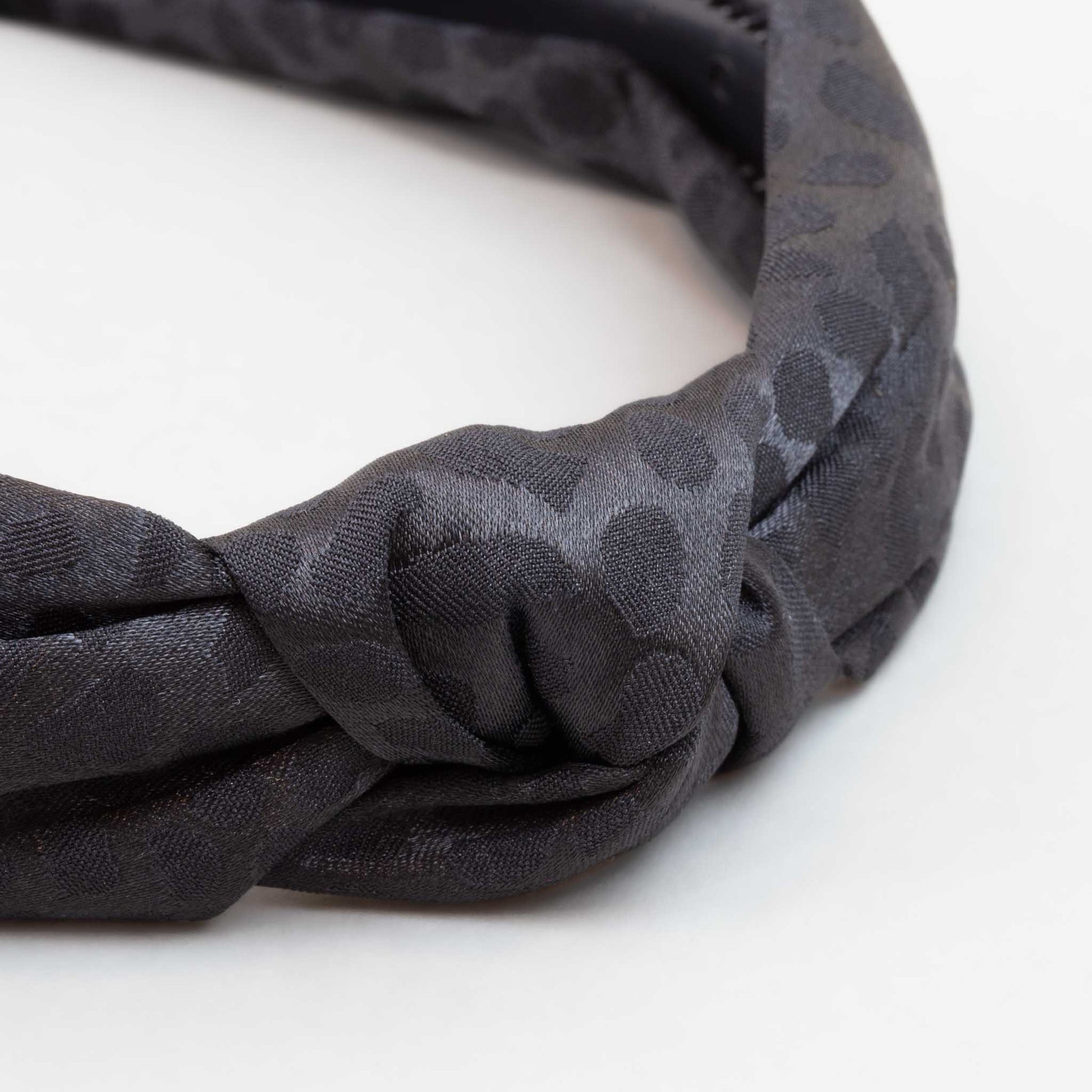 Cordelută de păr lată cu nod și material textil cu forme abstracte - Negru
