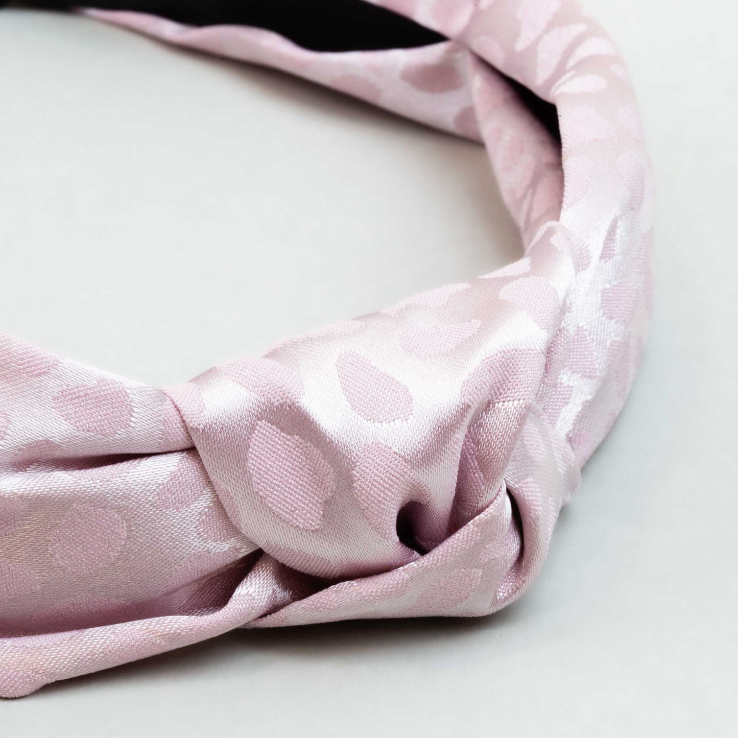 Cordelută de păr lată cu nod și material textil cu forme abstracte - Roz