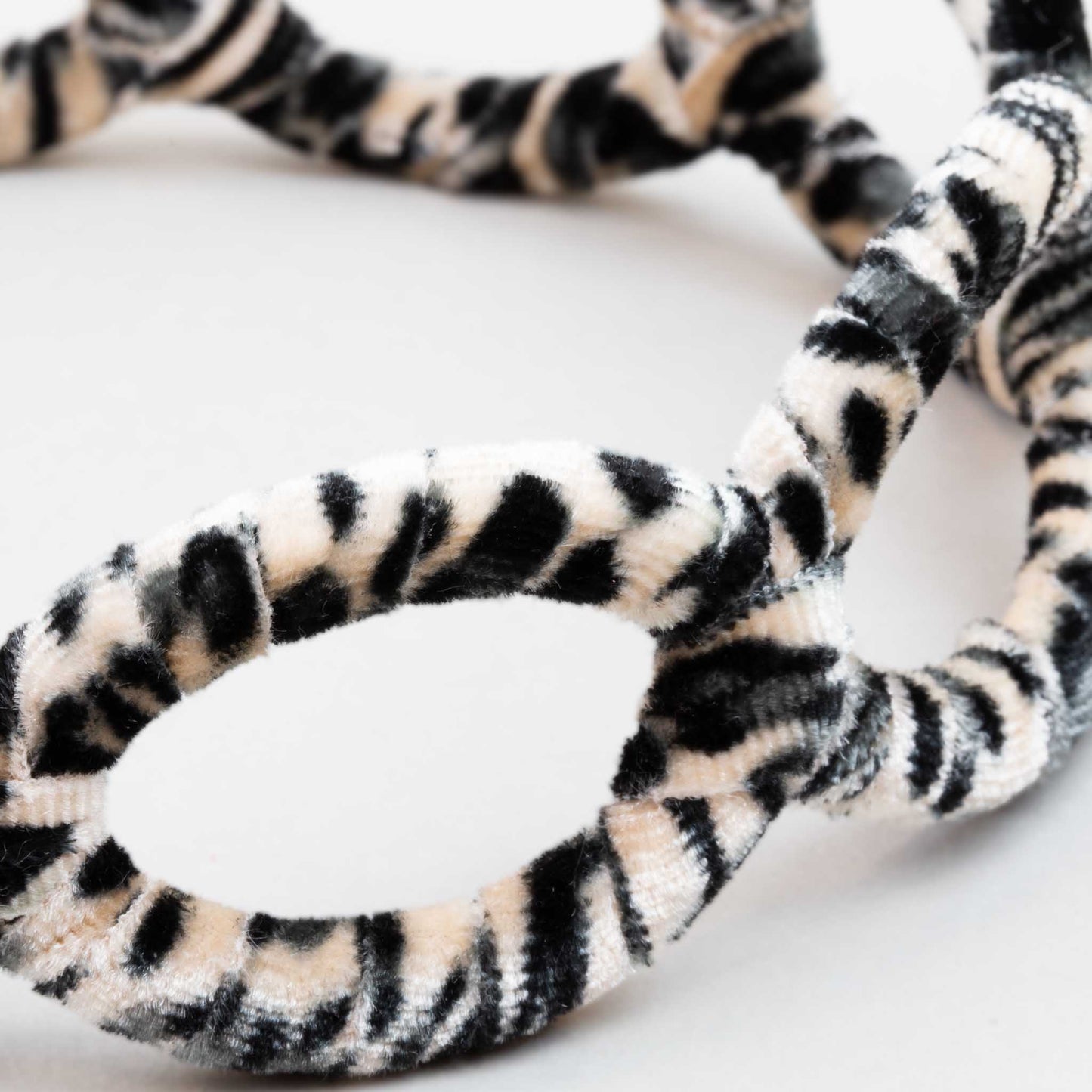 Cordelută de păr lată în formă de zale cu catifea și animal print - Felina