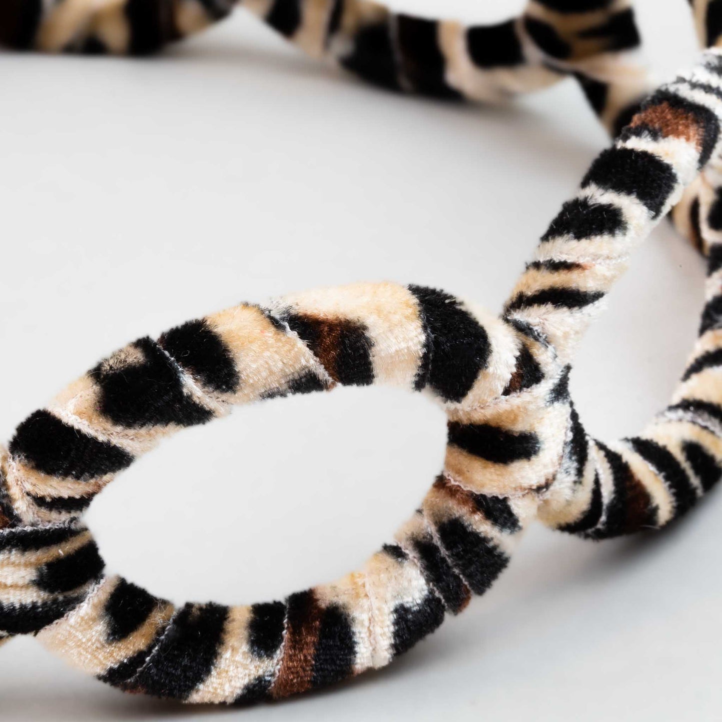 Cordelută de păr lată în formă de zale cu catifea și animal print - Ghepard