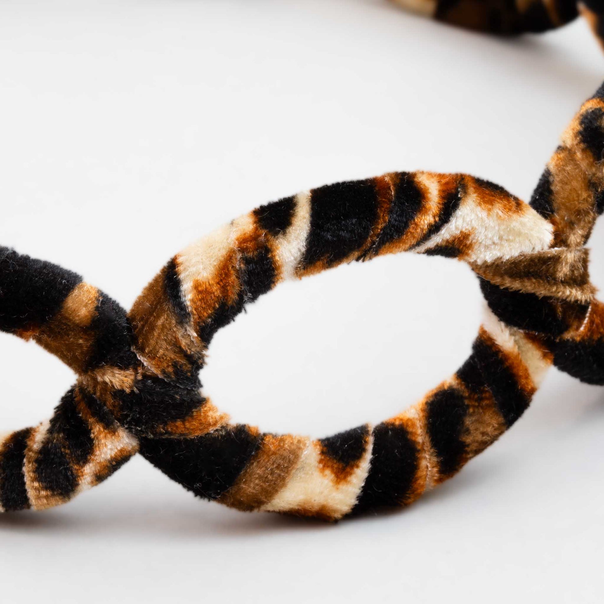 Cordelută de păr lată în formă de zale cu catifea și animal print - Leo
