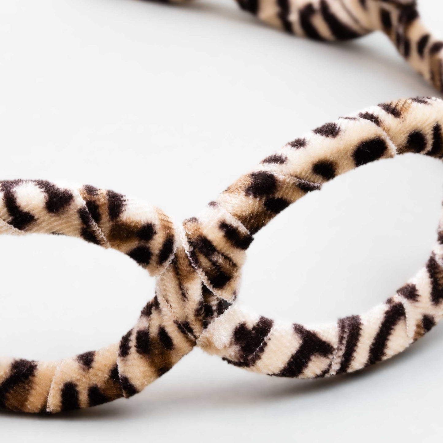 Cordelută de păr lată în formă de zale cu catifea și animal print - Leopard