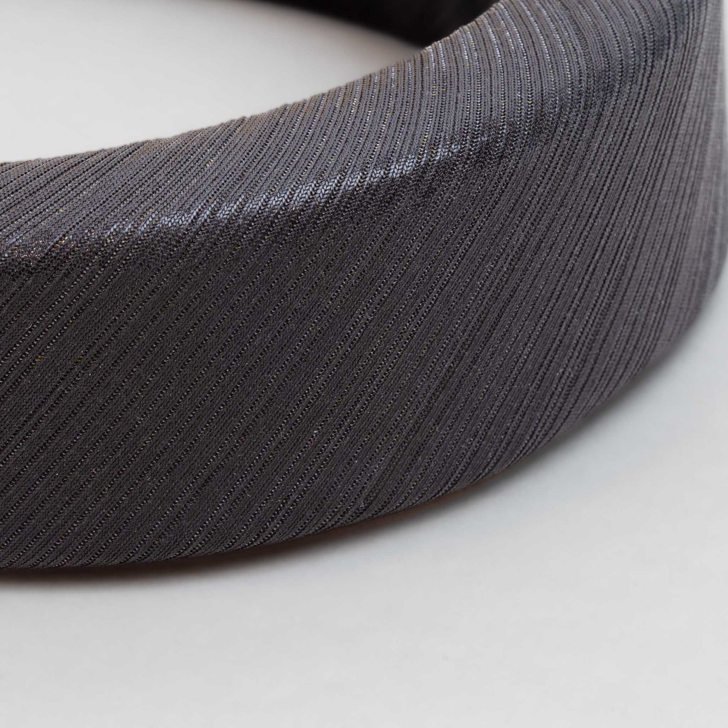 Cordelută de păr lată tip halo cu burete gros și material satinat strălucitor - Negru
