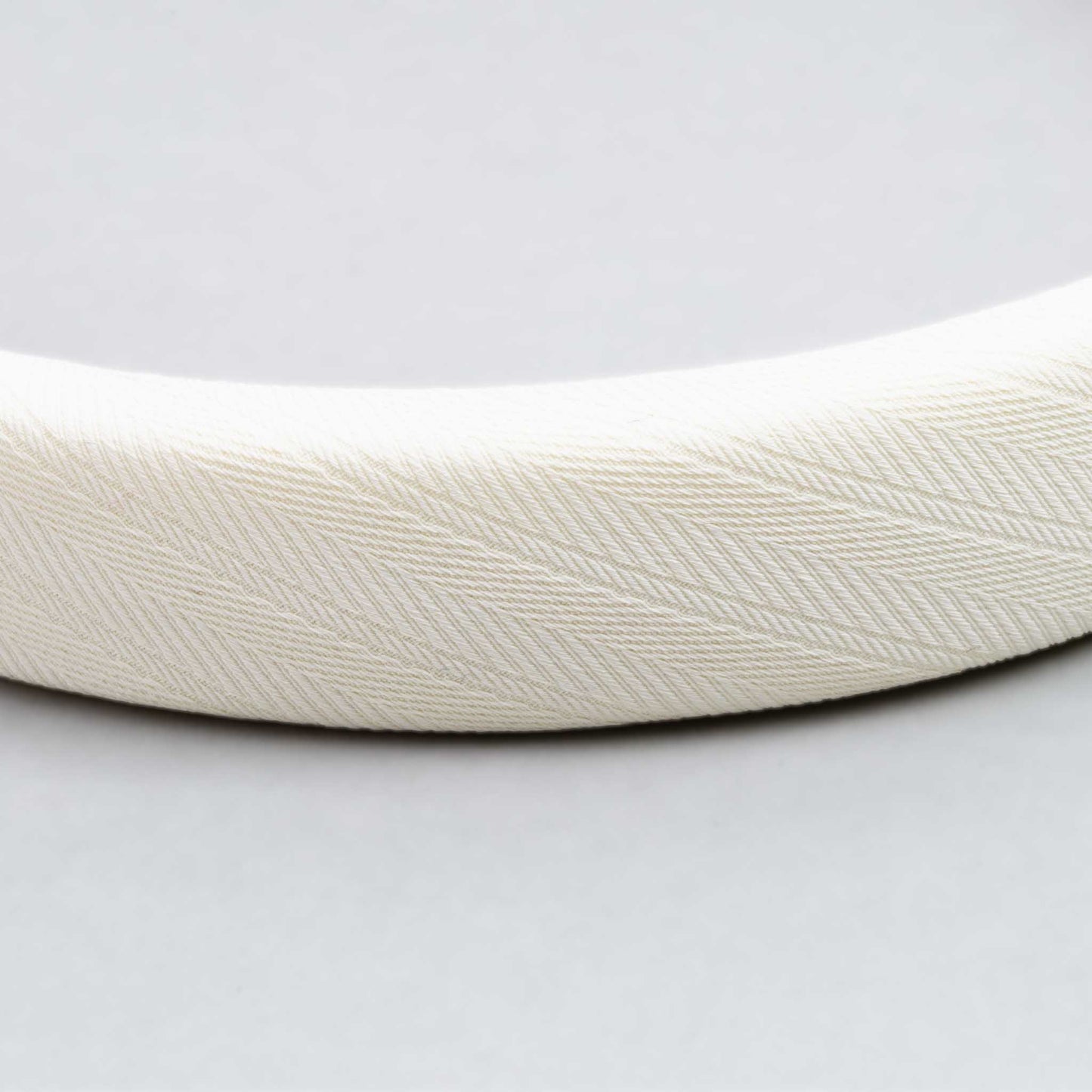Cordeluță de păr subțire cu burete moale și textură satinată - Alb