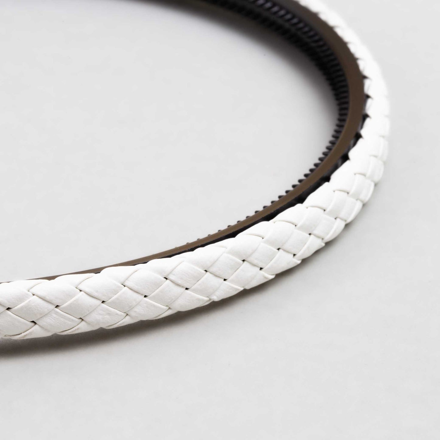Cordeluță de păr subțire cu textură împletită din piele ecologică - Alb