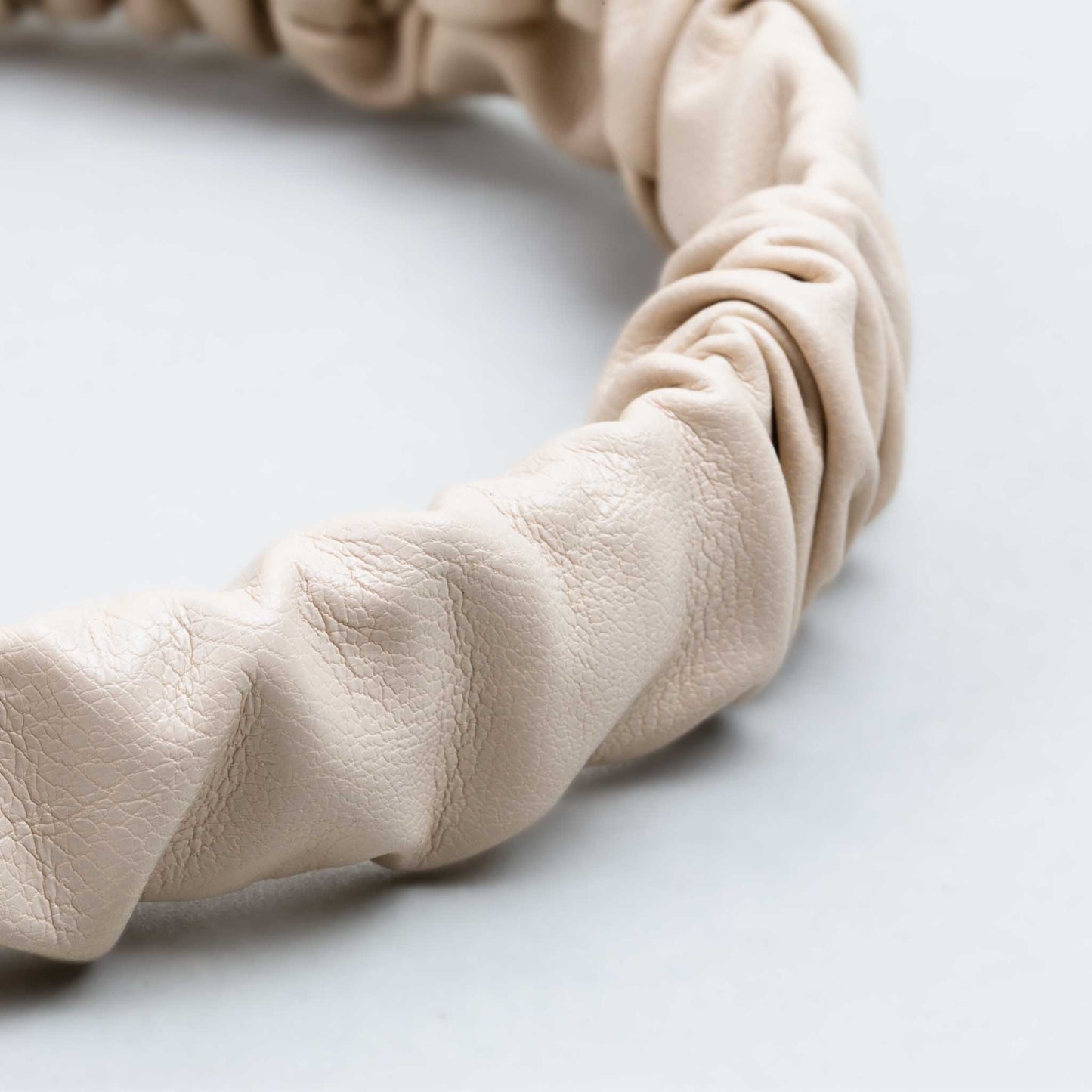 Cordeluță de păr subțire cu textură încrețită din piele ecologică - Bej