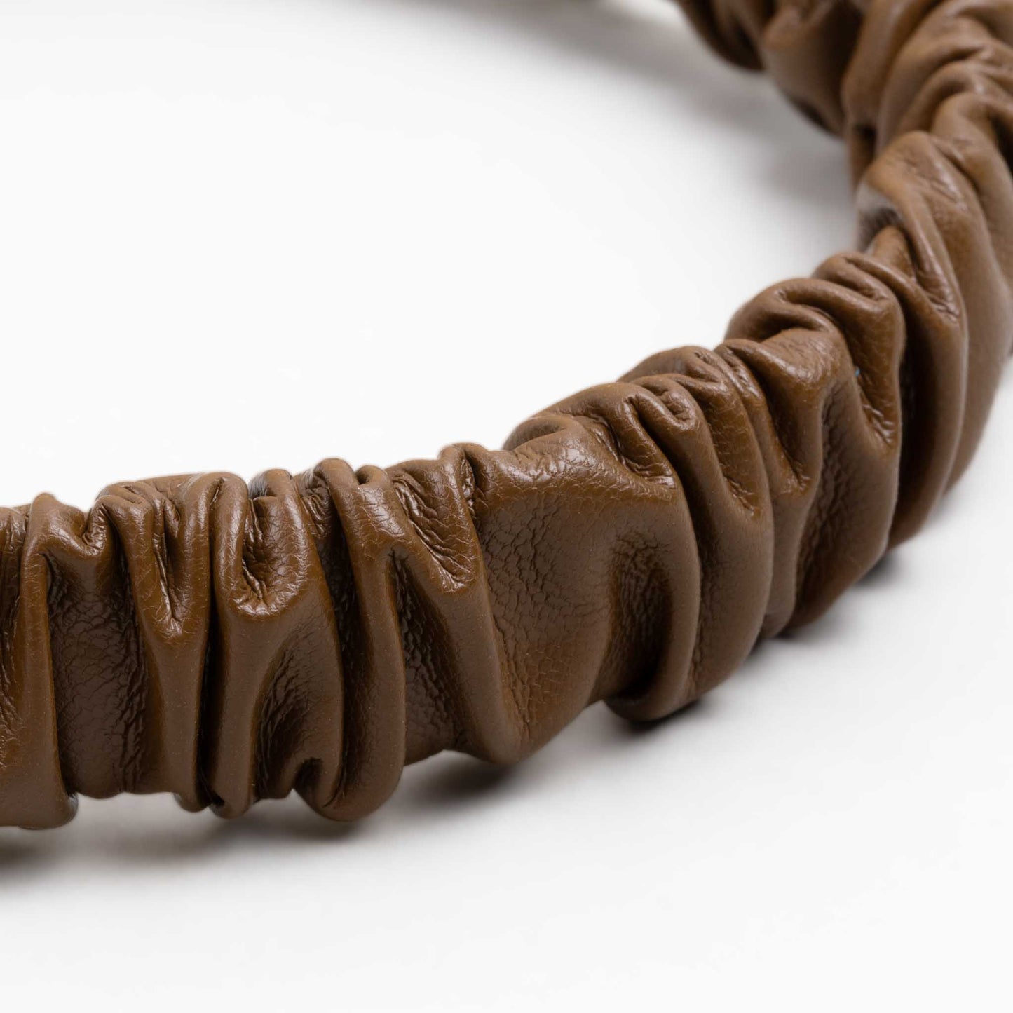 Cordeluță de păr subțire cu textură încrețită din piele ecologică - Maro