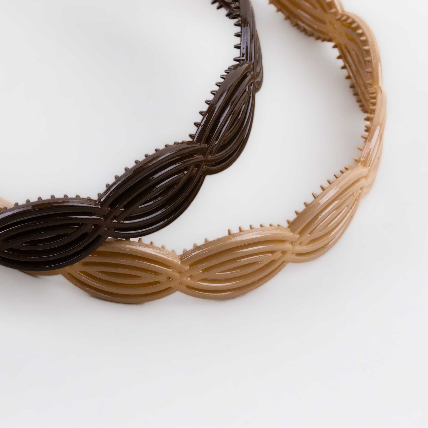Cordeluțe de păr cu forme simetrice ondulate și textură lucioasă, set 2 buc - Bej, Maro