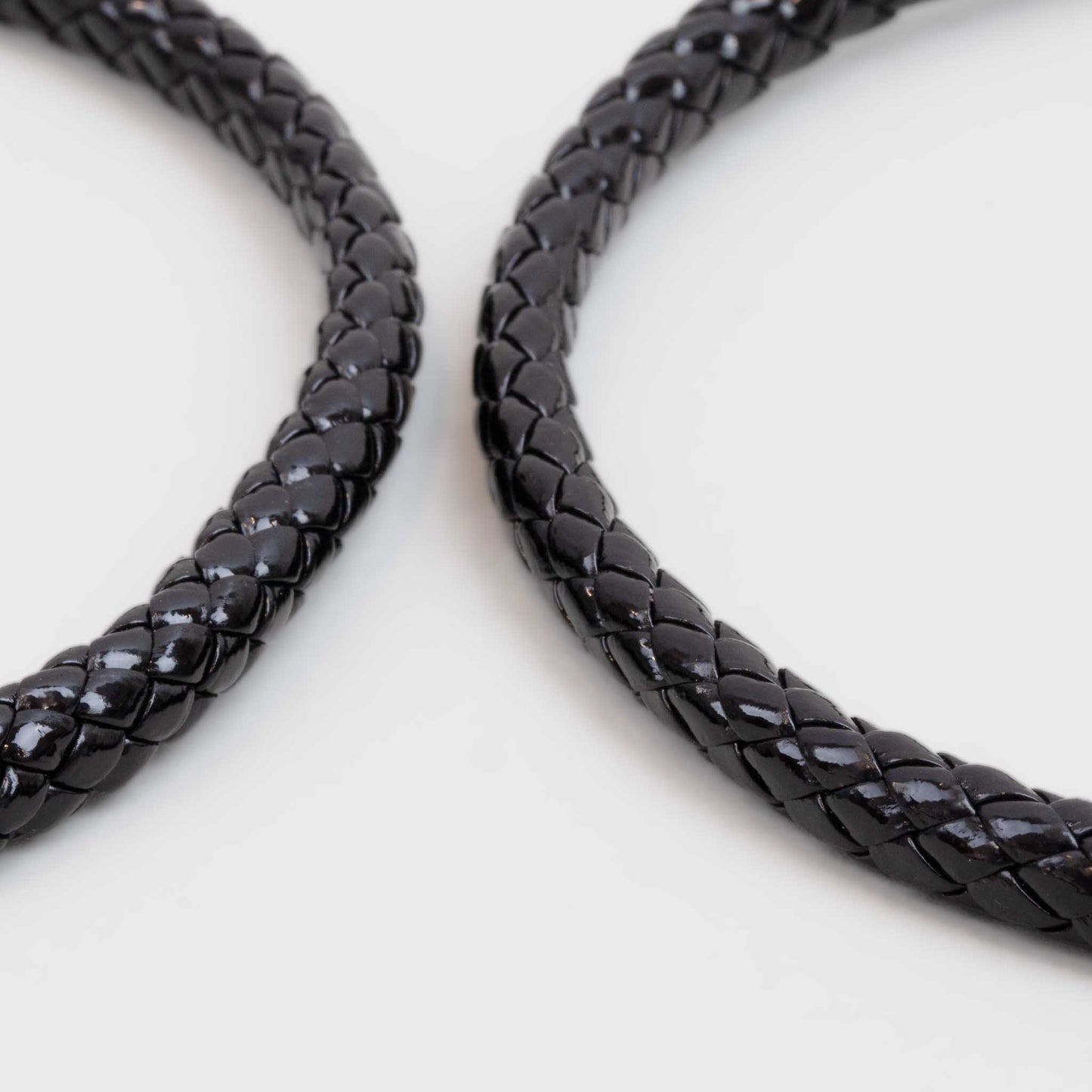 Cordeluțe de păr subțiri cu finisaj cilindric și textură împletită din piele ecologică, set 2 buc - Negru