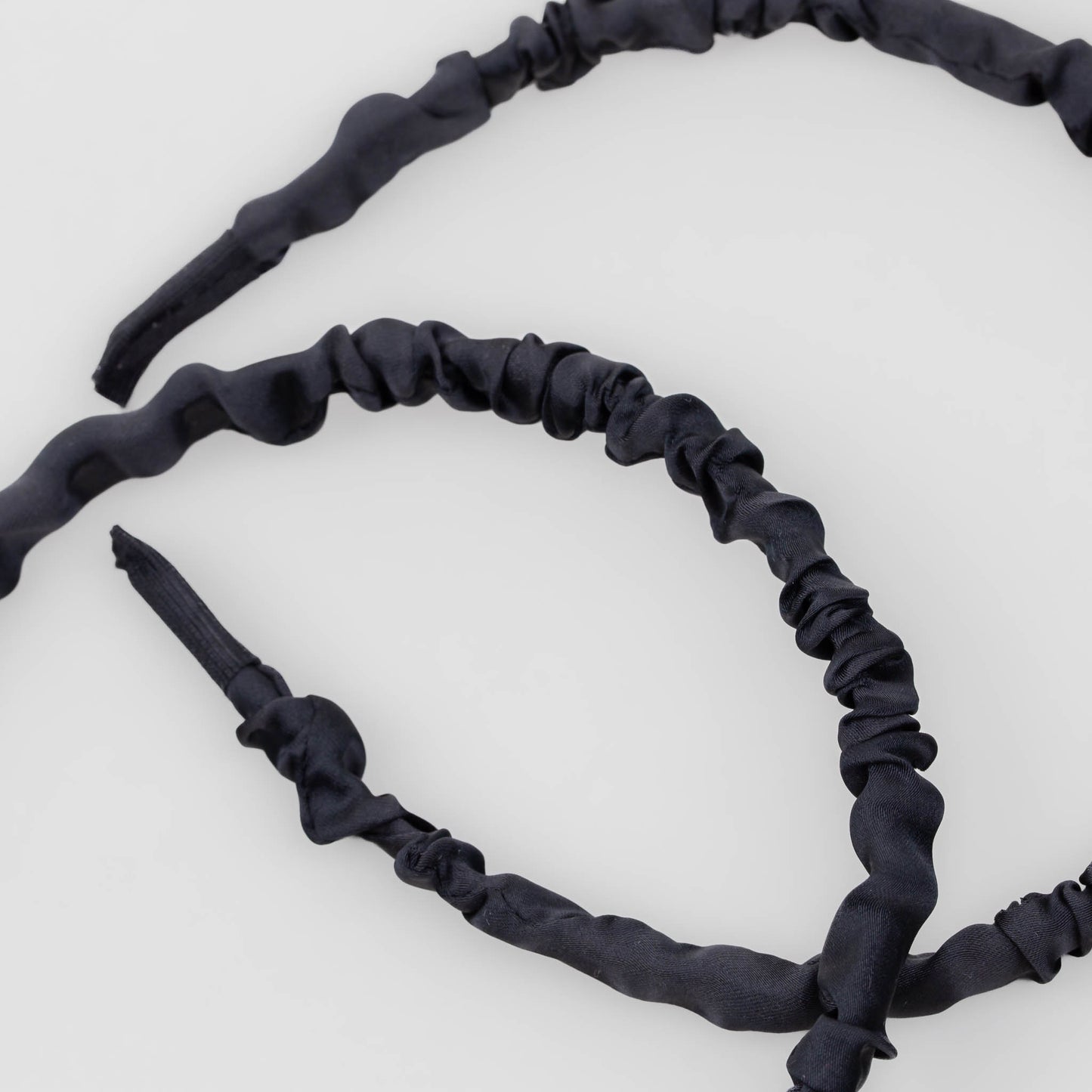 Cordeluțe de păr subțiri cu material încrețit din satin, set 2 buc - Negru