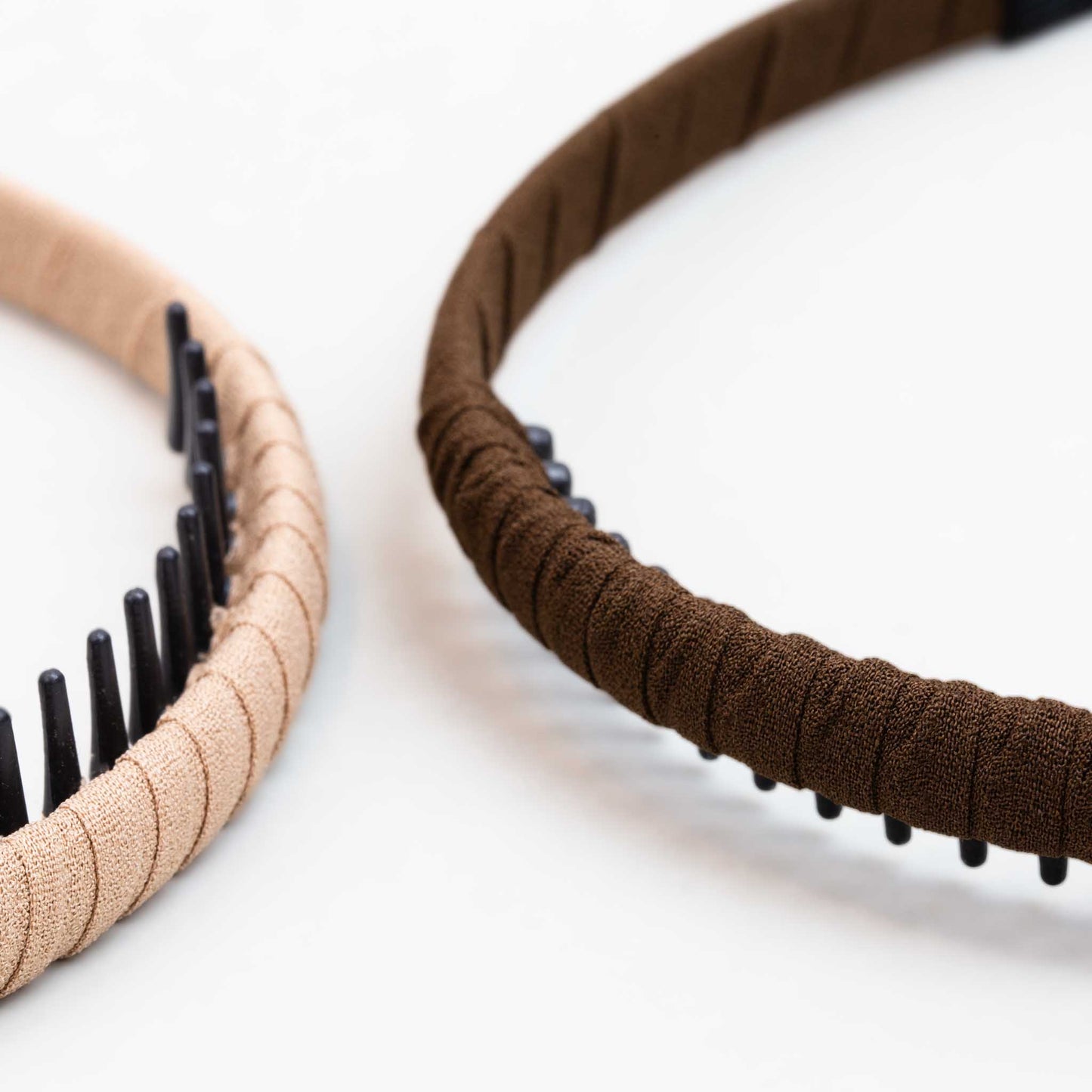 Cordeluțe de păr subțiri cu pieptăn și material textil - Bej, Maro