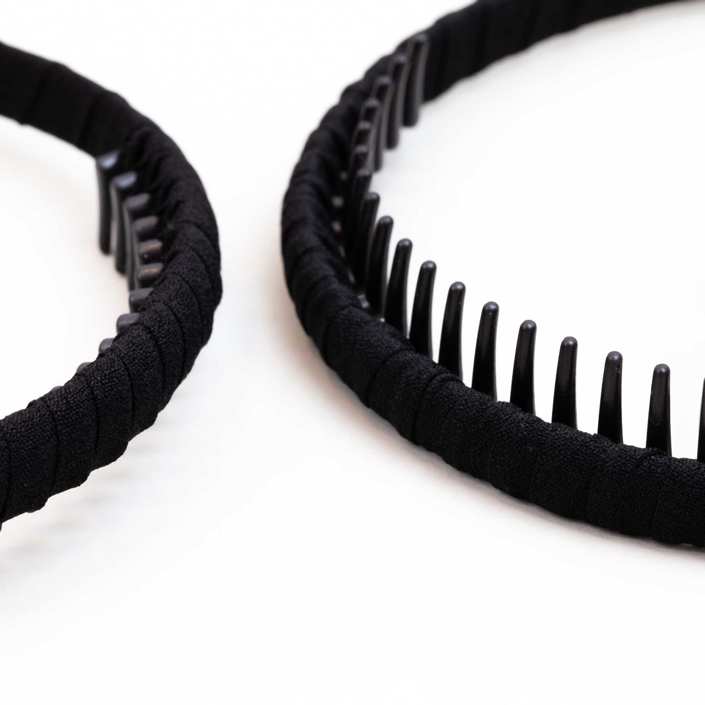 Cordeluțe de păr subțiri cu pieptăn și material textil - Negru