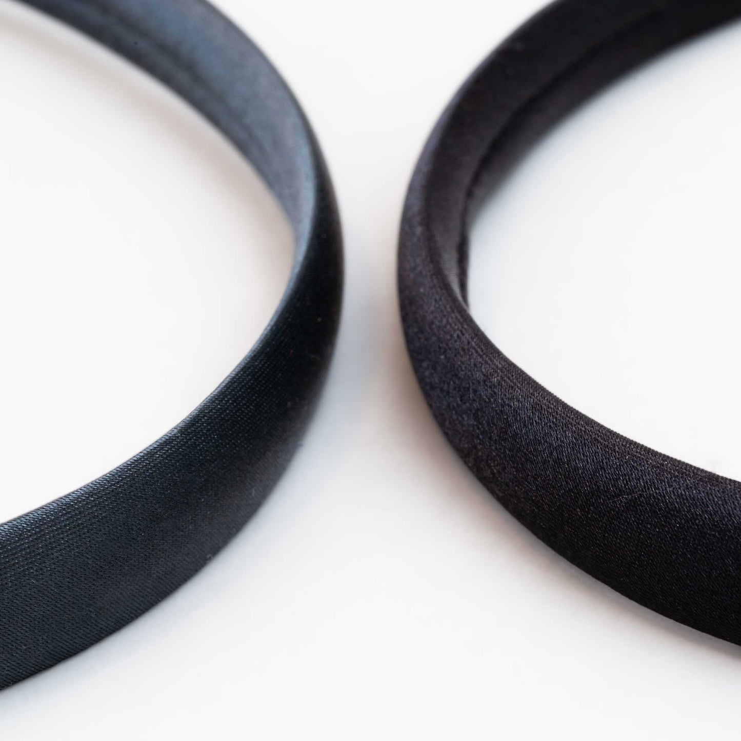 Cordeluțe de păr subțiri simple satinate, set 2 buc - Negru