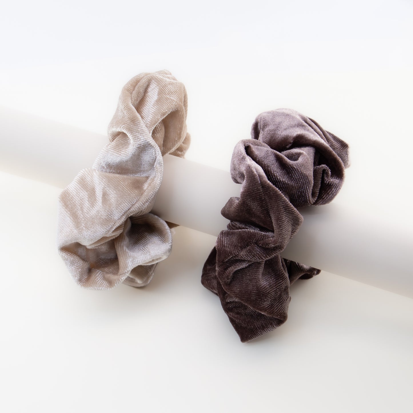 Elastice de păr tip scrunchie cu textură catifelată, grosime 5 cm, set 2 buc - Maro, Bej