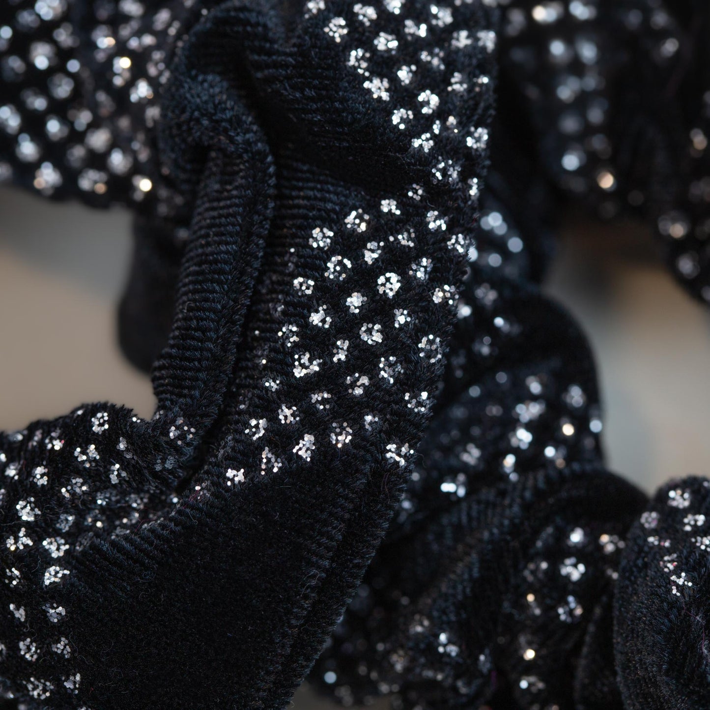 Elastice de păr tip scrunchie cu textură de catifea și sclipici, grosime 3,5 cm, set 2 buc - Negru