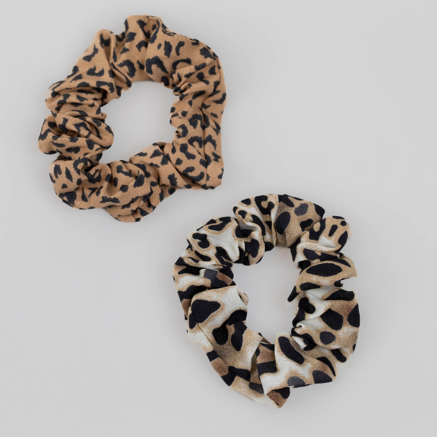 Elastice de păr tip scrunchie cu textură de satin și animal print, grosime 2 cm, set 2 buc - Maro
