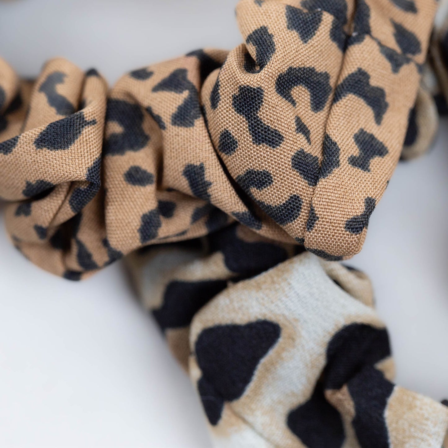 Elastice de păr tip scrunchie cu textură de satin și animal print, grosime 2 cm, set 2 buc - Maro